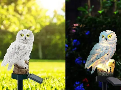 Weiße Eule bei Tageslicht auf der Wiese und nachts leuchtend vor blauen Blumen.