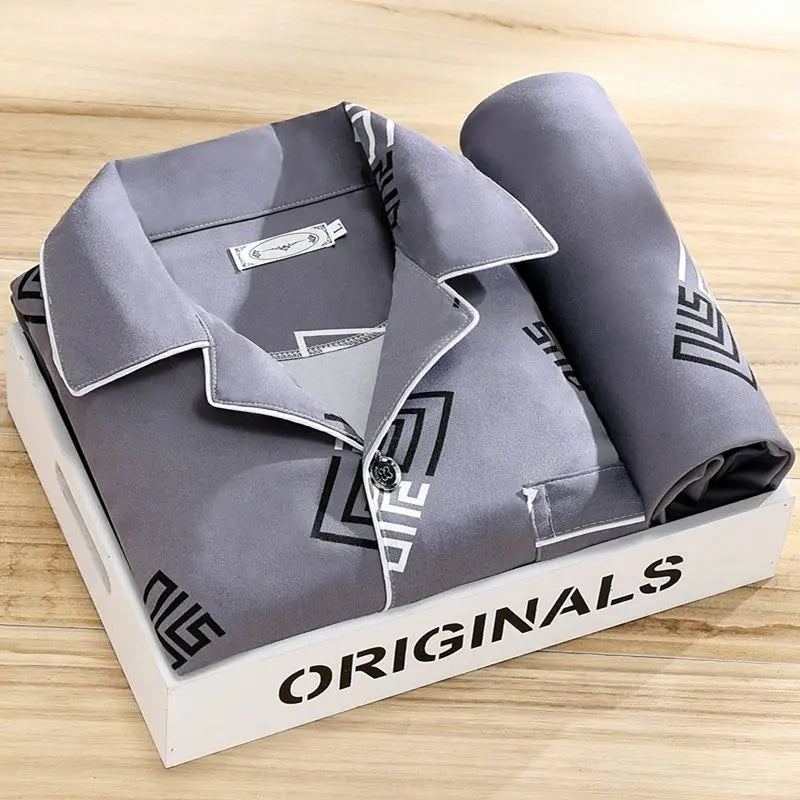 Gefalteter Pyjama in Grau-Violett mit schwarzen geometrischen Labyrinth-Mustern und weißem Paspelrand in einer Holzkiste 2