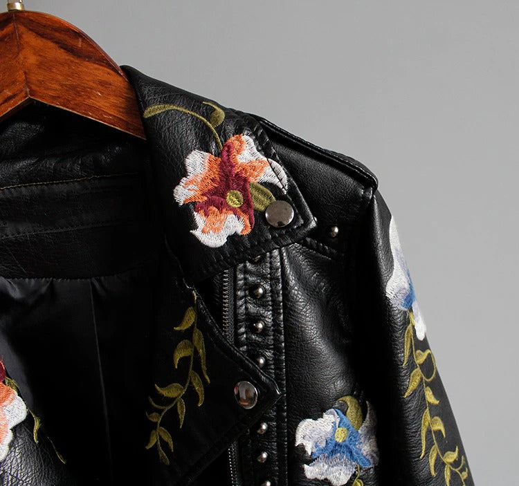Herbstliche bestickte Damen Kunstlederjacke im Bikerstil – Eleonora