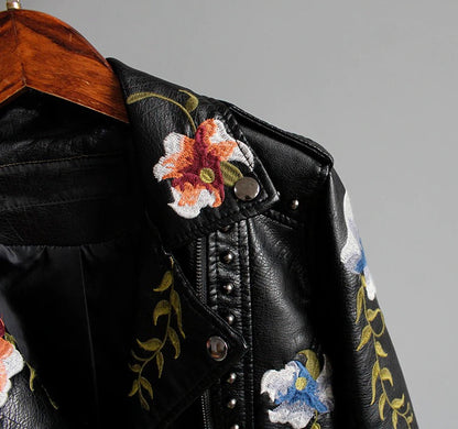Herbstliche bestickte Damen Kunstlederjacke im Bikerstil – Eleonora