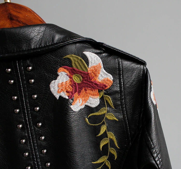 Herbstliche bestickte Damen Kunstlederjacke im Bikerstil – Eleonora