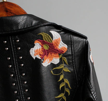 Herbstliche bestickte Damen Kunstlederjacke im Bikerstil – Eleonora