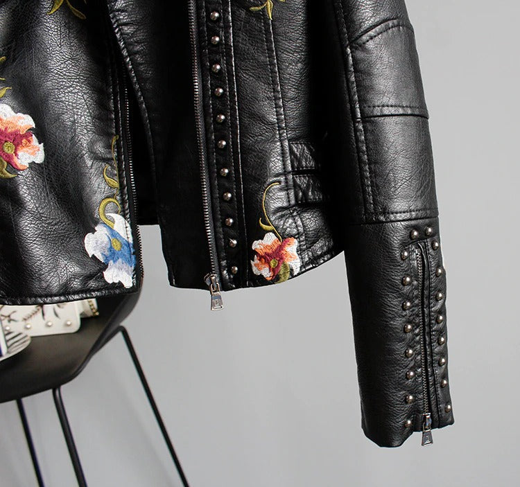 Herbstliche bestickte Damen Kunstlederjacke im Bikerstil – Eleonora