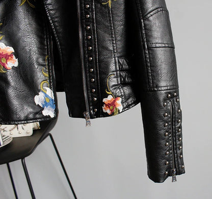 Herbstliche bestickte Damen Kunstlederjacke im Bikerstil – Eleonora