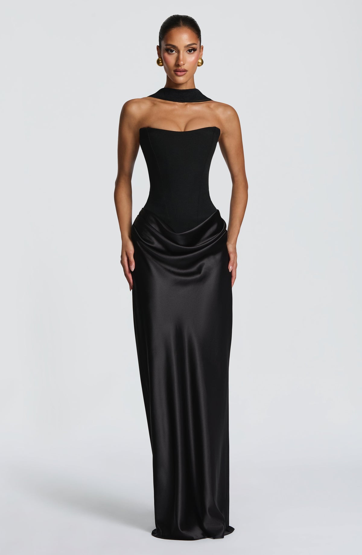Schwarzes trägerloses Korsett-Maxikleid mit Satinwasserfallrock und Halsband, Frontansicht 20