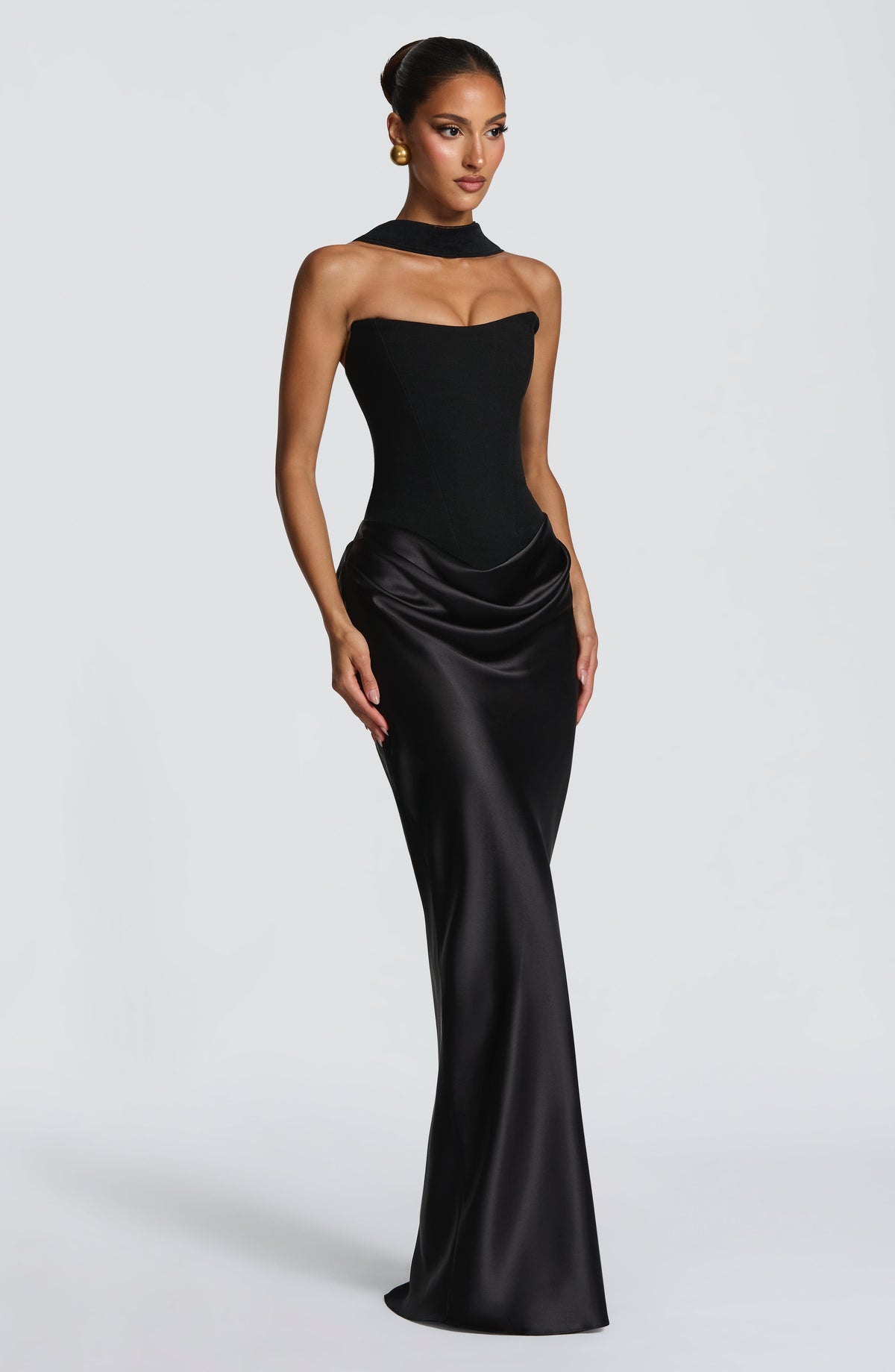 Schwarzes Maxikleid mit hohem Kragen am Hals, Dreiviertelansicht an einem Model vor grauem Hintergrund 21