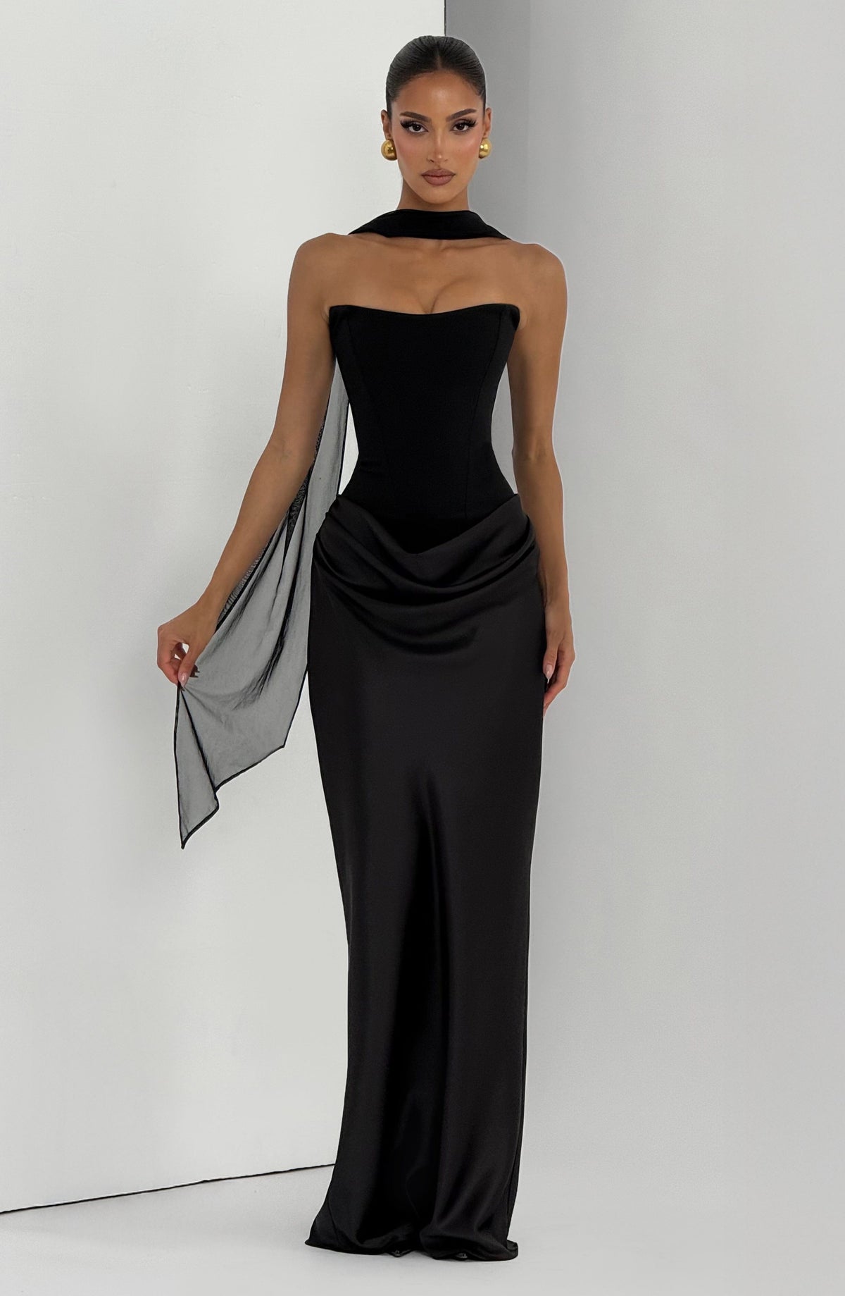 Schwarzes Korsettkleid mit transparentem Chiffonschal über der Schulter, den das Model am Ende anhebt 27