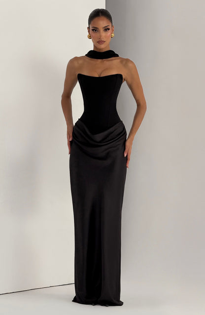 Schwarzes Kleid mit Kragenband am Hals, Frontansicht am Model vor hellem Wandhintergrund 26