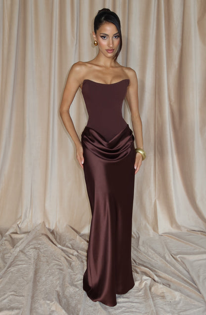 Braunes Korsettkleid vor beigem Vorhang, Model mit Hand an der Hüfte 8