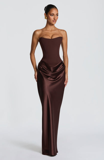 Braunes Korsett-Maxikleid vorn, Model schaut zur Seite, mit goldenen Ohrringen 5