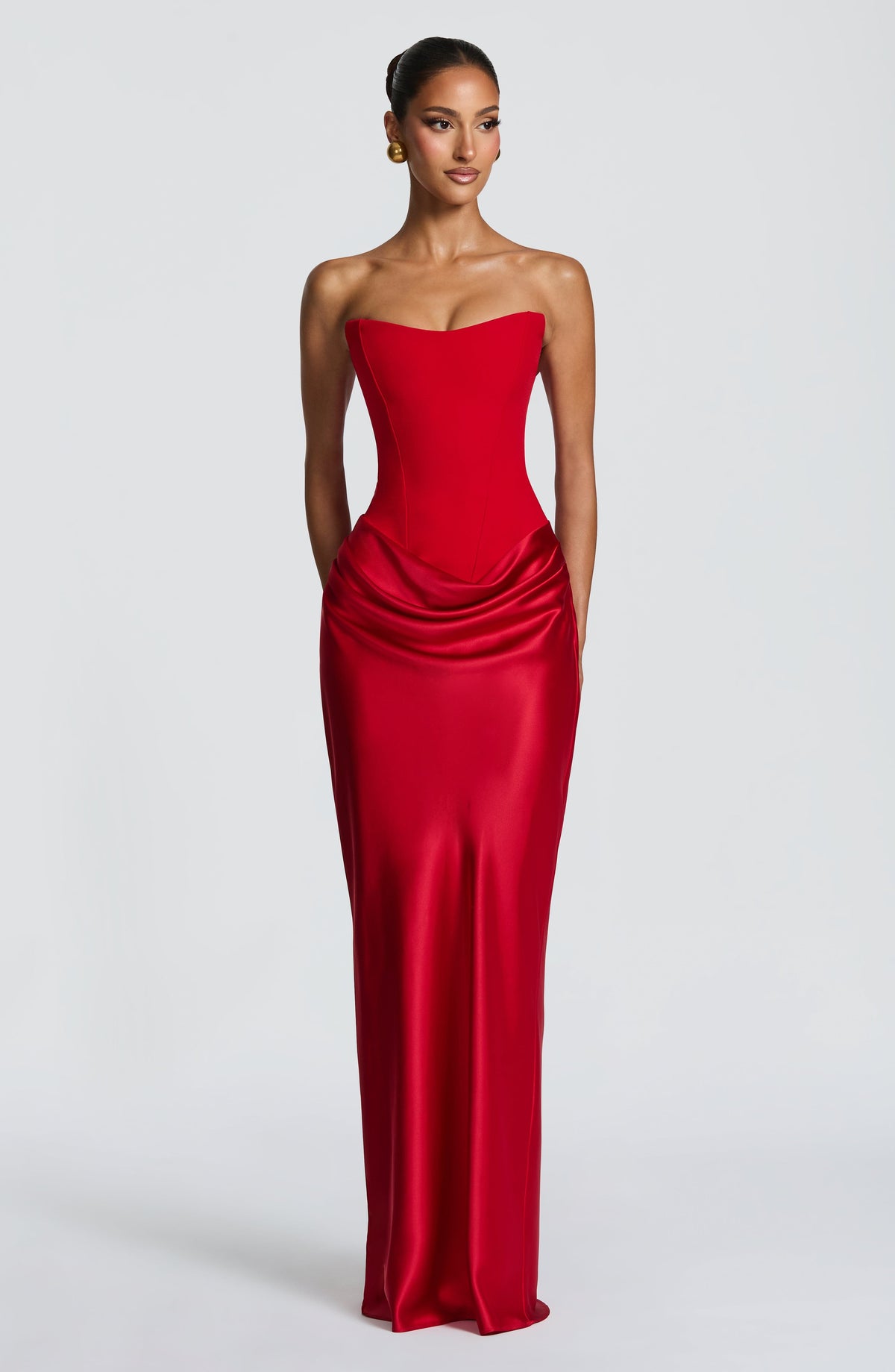 Rotes Maxikleid frontal, Model mit herabhängenden Armen, drapierter Wasserfall-Satinrock 18