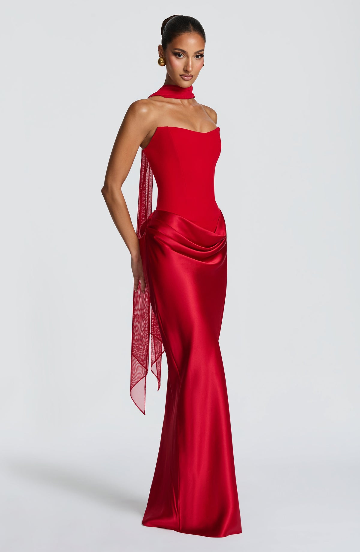 Rotes Korsettkleid seitlich, mit langem durchsichtigem Schal über der Schulter 13