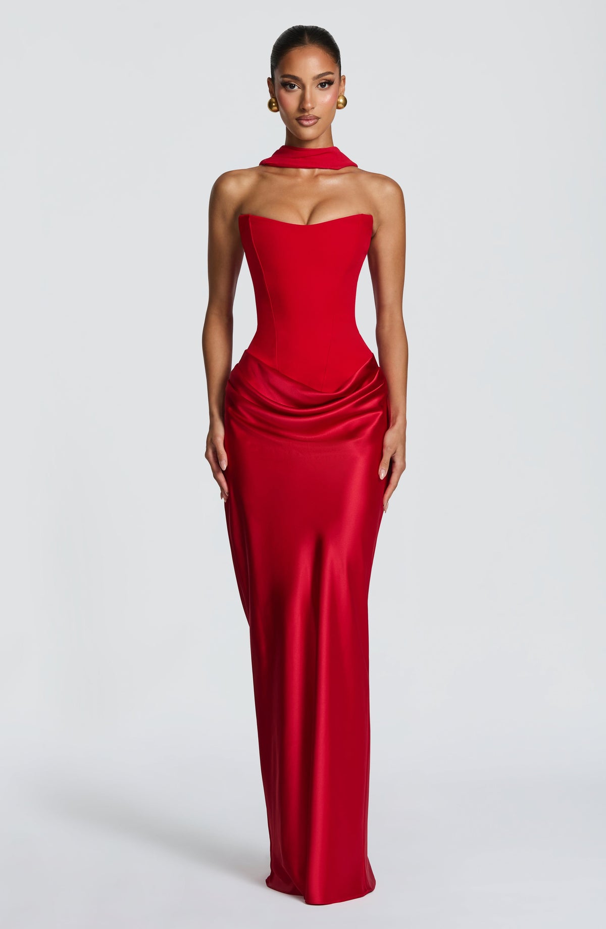Rotes trägerloses Korsett-Maxikleid mit Satinrock und Halsband, Frontansicht am Model 11