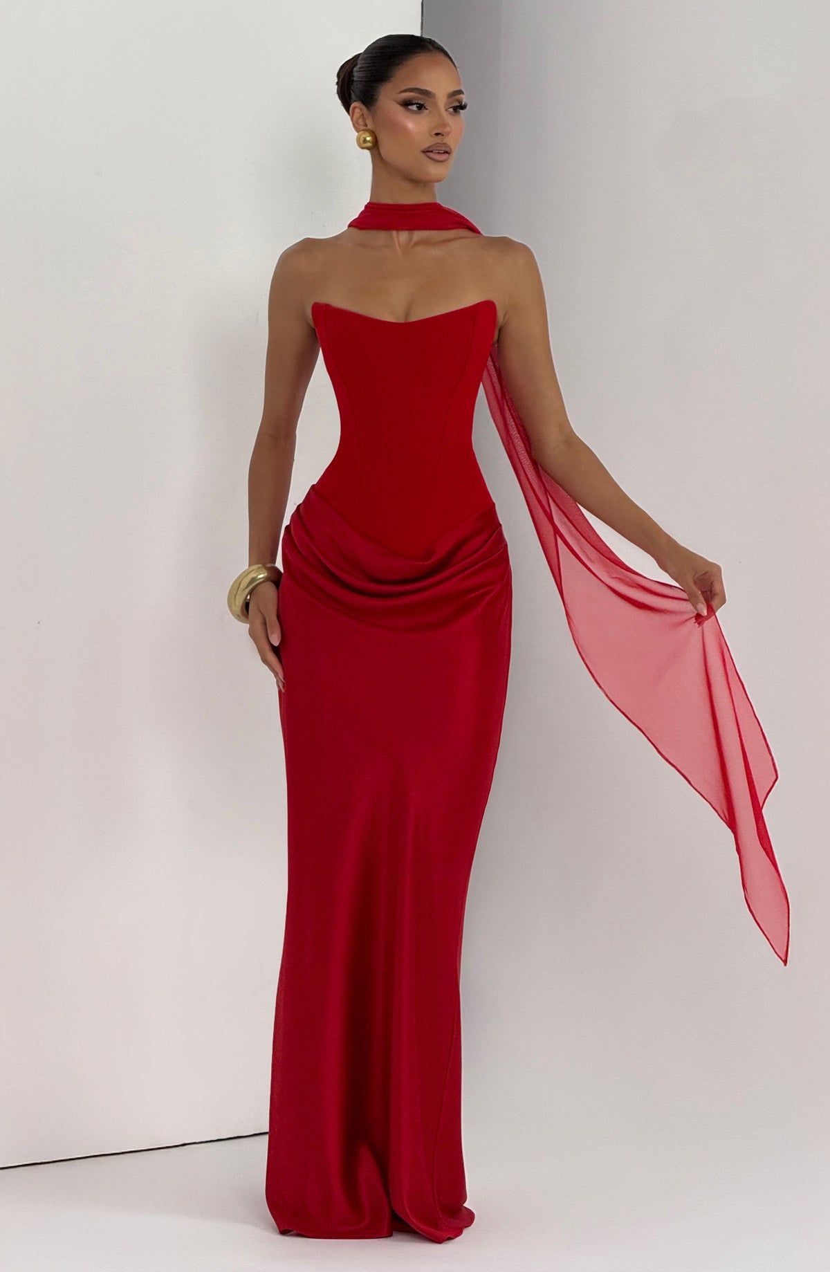 Rotes Korsettkleid mit Halsband und langem Schal, Model hält das Schalende in der Hand 19
