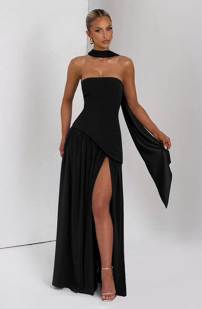 Schwarzes Kleid mit hohem Beinschlitz, Model hält das herabhängende Schalende in der Hand 10