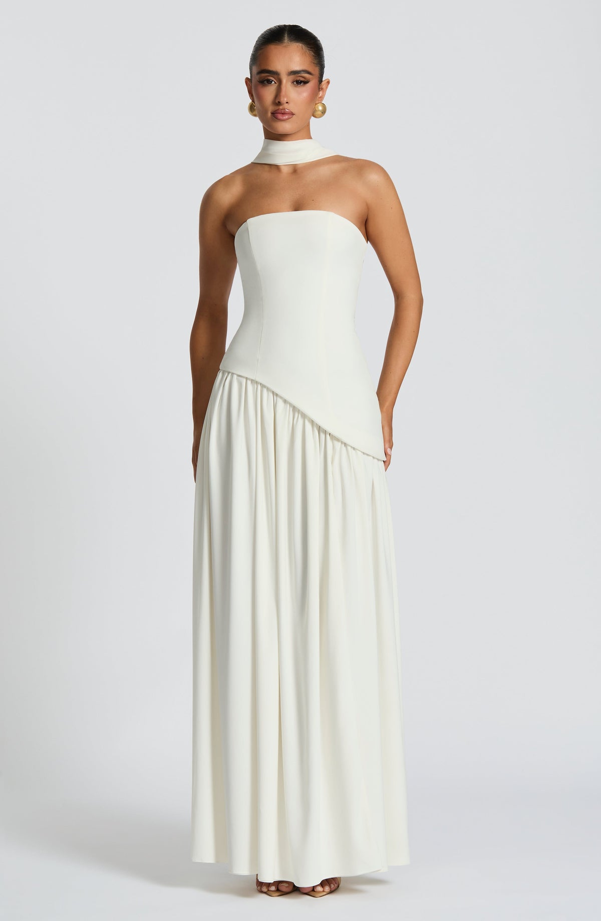 Cremeweißes Maxikleid von vorn mit Schalkragen, asymmetrischem Oberteil und weit fallendem Rock 34