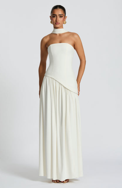 Cremeweißes Maxikleid von vorn mit Schalkragen, asymmetrischem Oberteil und weit fallendem Rock 34