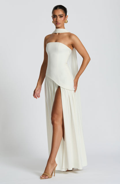 Cremeweißes Kleid schräg von der Seite, hoher Beinschlitz und Schalband über dem Rücken sichtbar 35