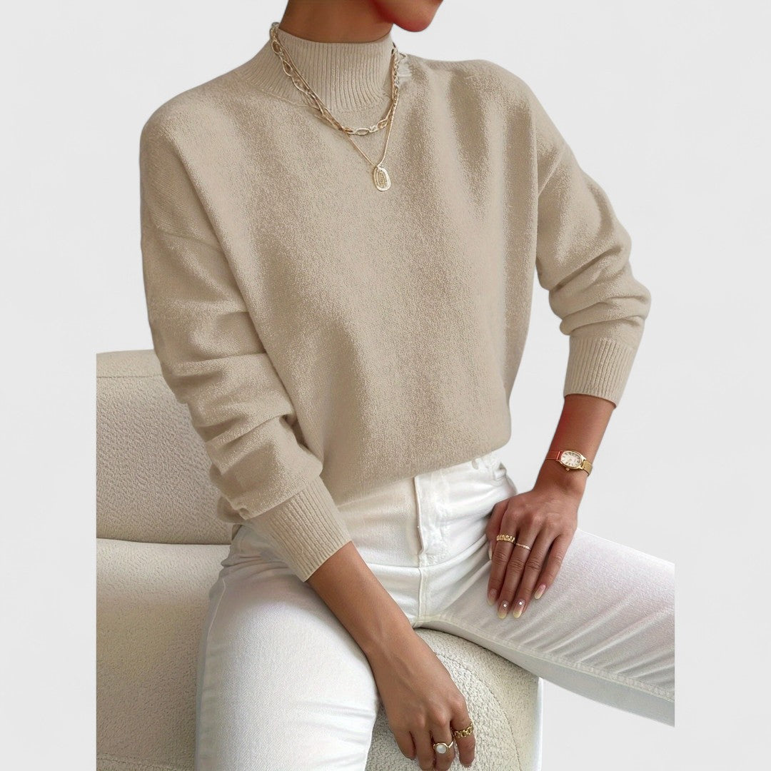 Damen Pullover in Sandbeige mit Polokragen und weißer Jeans, another view.