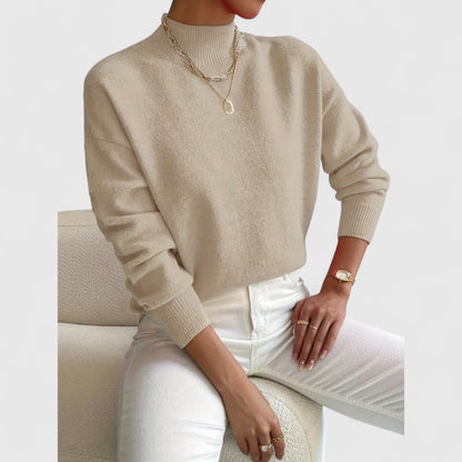 Damen Pullover in Sandbeige mit Polokragen und weißer Jeans, another view.