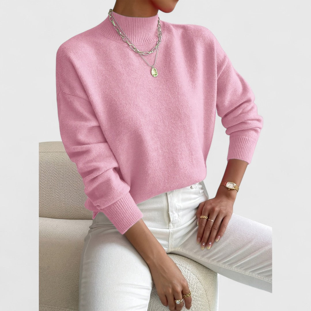 Damen Pullover in Zartrosa mit Polokragen und weißer Jeans, another view.