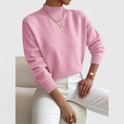 Damen Pullover in Zartrosa mit Polokragen und weißer Jeans, another view.