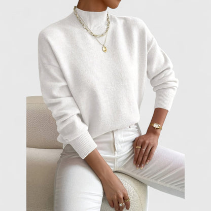 Damen Pullover in Cremeweiß mit Polokragen und weißer Jeans, another view.