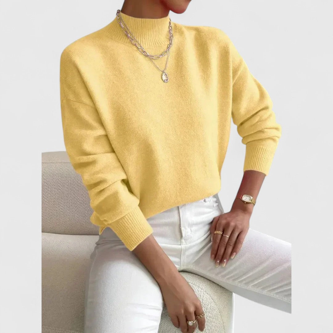 Damen Pullover in Sonnengelb mit Polokragen und weißer Jeans, another view.