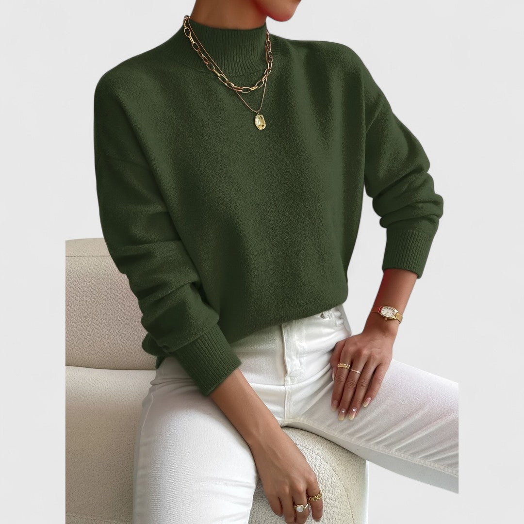 Damen Pullover in Dunkeltannengrün mit Polokragen und weißer Jeans, another view.
