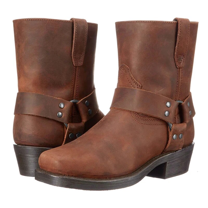 Paar brauner Lederstiefel nebeneinander, ein Stiefel von vorn, der andere von hinten mit Riemen und Nieten. 4