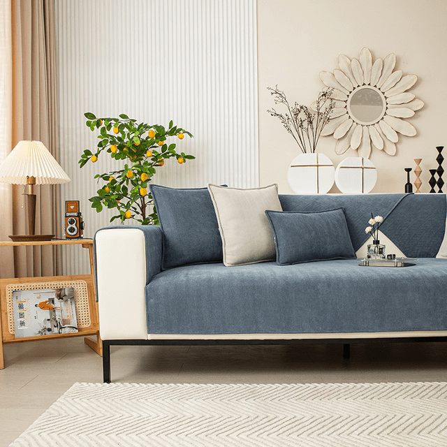 Grüner Sofabezug auf einem Sofa im Wohnzimmer mit Kissen und Zimmerpflanze