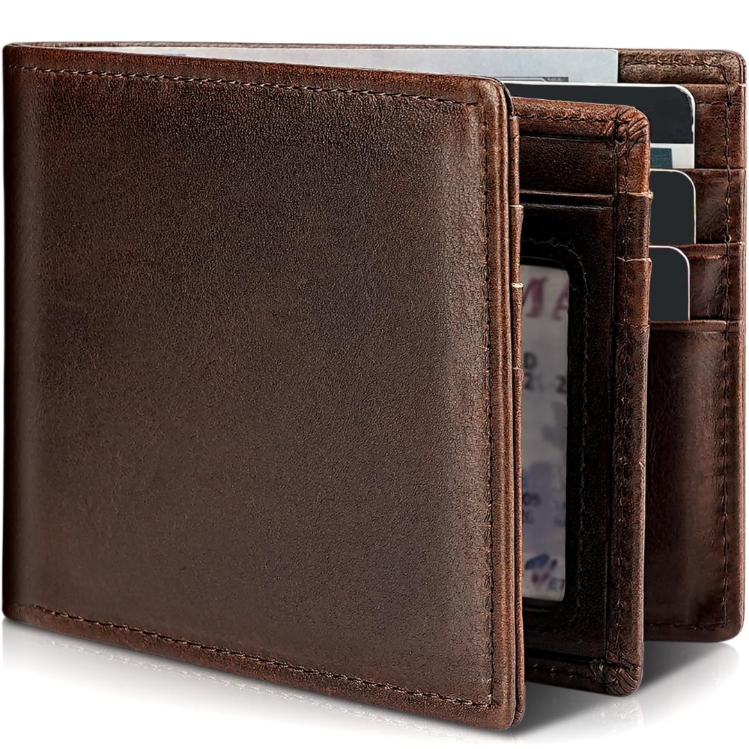 Rotbraune Bifold-Geldbörse aus glatter Lederoberfläche, in Schrägansicht mit teilweise herausgezogenen Karten.