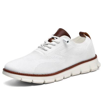Weiße Herren-Sneaker, atmungsaktiv, mit braunen Akzenten, ideal für Freizeit und Sport.