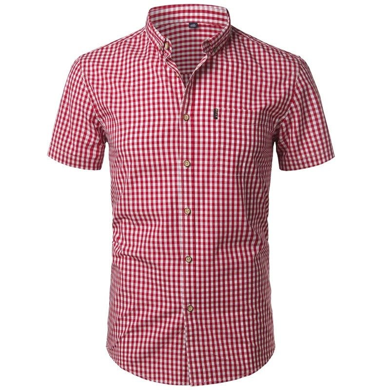 Rot-weiß kariertes Kurzarmhemd von vorn mit Knopfleiste, Brusttasche und Button-down-Kragen.