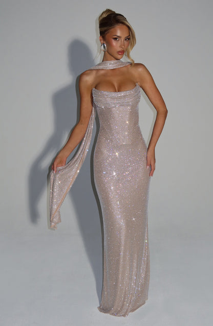 Champagnerfarbenes Kleid mit Strasssteinen, dazu ein langer Schal-Streifen um die Schulter, den das Model in der Hand hält. 17