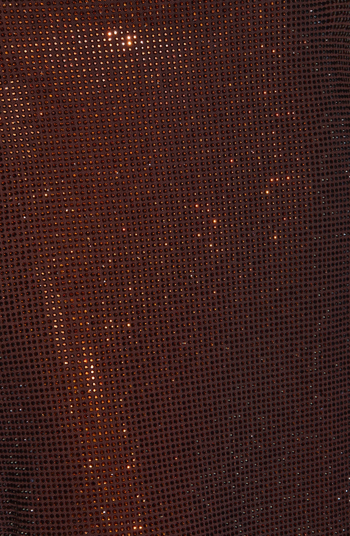 Detailaufnahme des braunen Netzstoffs mit dicht aufgesetzten glitzernden Strasssteinen. 9