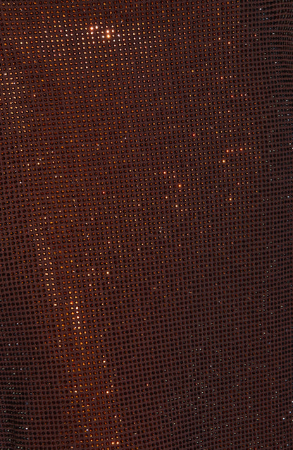 Detailaufnahme des braunen Netzstoffs mit dicht aufgesetzten glitzernden Strasssteinen. 9