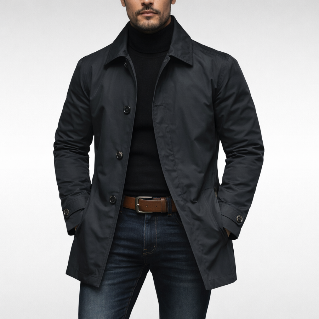 Der Mantel in Schwarz am Model, offen getragen über schwarzem Rollkragenpullover und Jeans, mit dunklen Knöpfen und Umlegekragen. 4