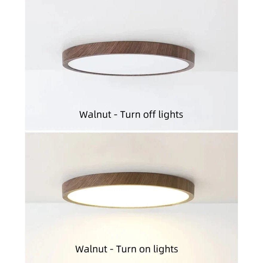 Vergleich der Leuchte im dunklen Nussbaum-Holzton, oben ausgeschaltet, unten eingeschaltet mit warmem Licht an einer weißen Decke. 2