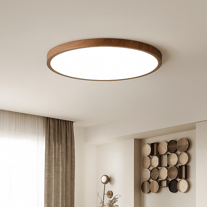 Große runde Leuchte mit mittelbraunem Holzrahmen an der Decke eines hellen Wohnraums mit Vorhang und Wanddeko. 11