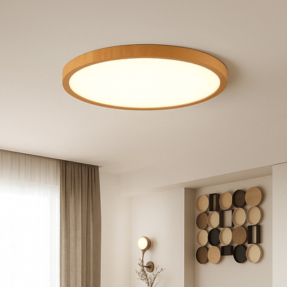 Eingeschaltete Leuchte mit hellem Holzrahmen und warmweißem Licht in einem Wohnraum mit Vorhang, Wandleuchte und runder Wanddeko. 14