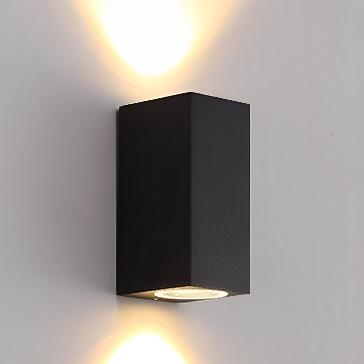 Schwarze rechteckige Wandleuchte strahlt warmes Licht gleichzeitig nach oben und unten an die Wand 3