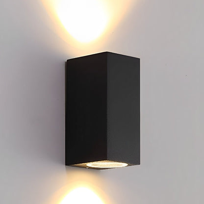 Schwarze rechteckige Wandleuchte strahlt warmes Licht gleichzeitig nach oben und unten an die Wand 3