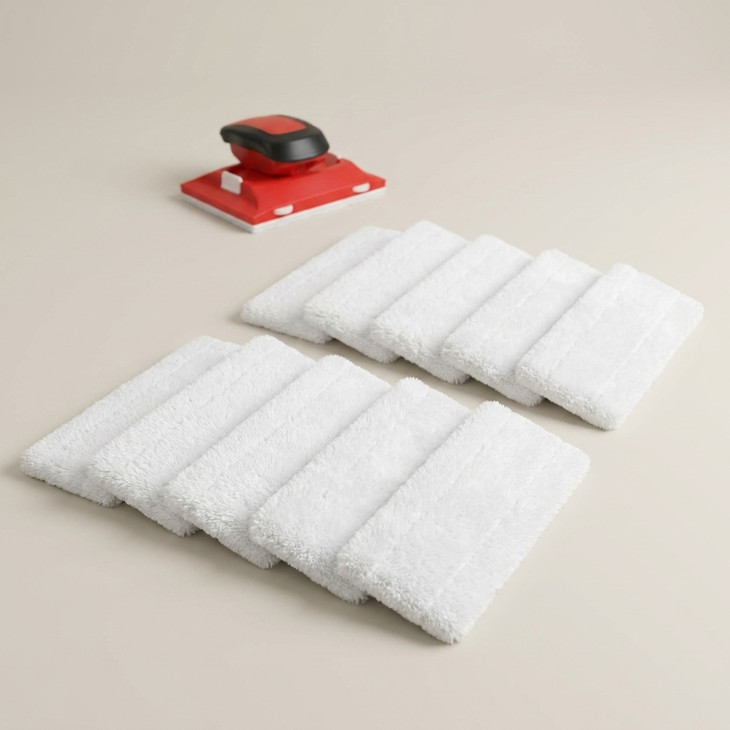 Zehn weiße Mikrofaser-Pads in zwei Reihen ausgelegt, dahinter der kleine rote Farbkantenroller. 2