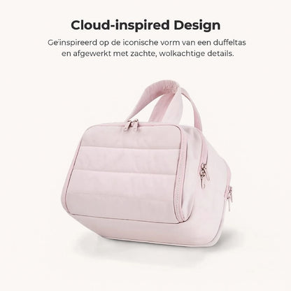 Gesteppter rosa Kulturbeutel in Schrägansicht, die Grafik hebt das weich gepolsterte Design in Wolkenoptik hervor.