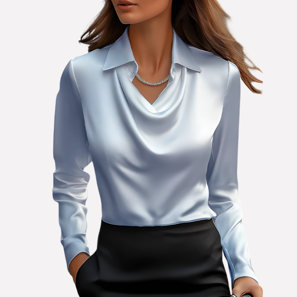 Hellblaue Satinbluse mit Wasserfallausschnitt und langen Ärmeln, am Model zu schwarzem Rock 6