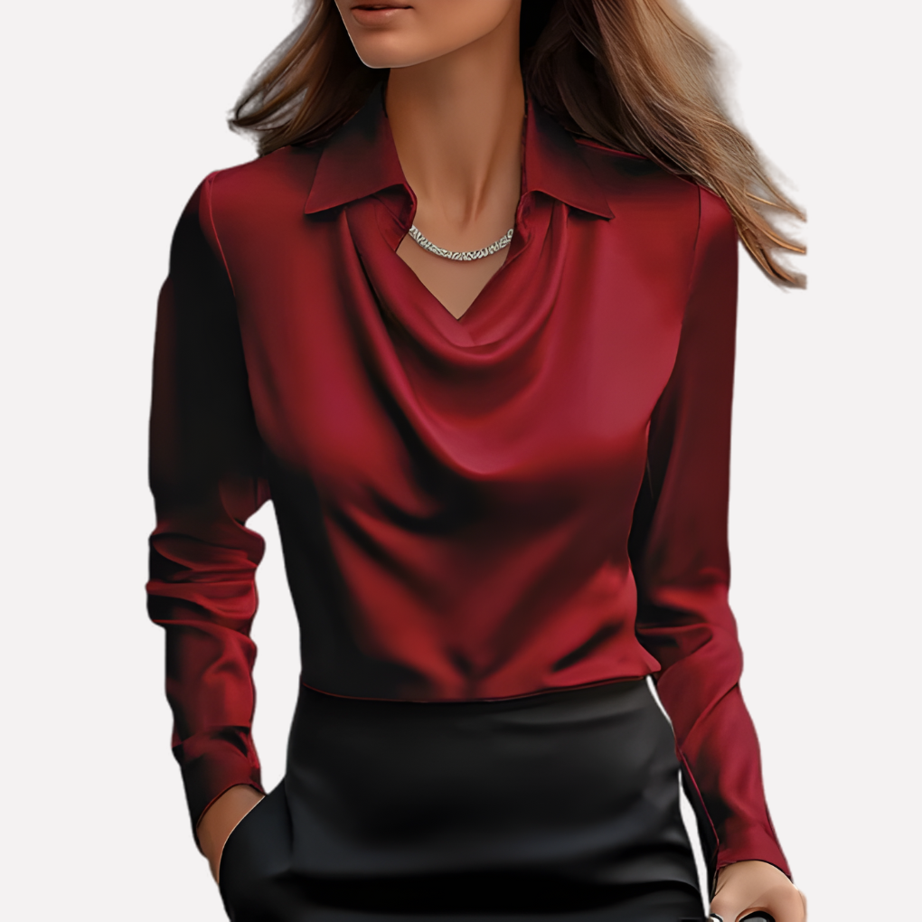Weinrote Satinbluse mit Kragen und drapiertem Ausschnitt, kombiniert mit schwarzem Rock am Model 4