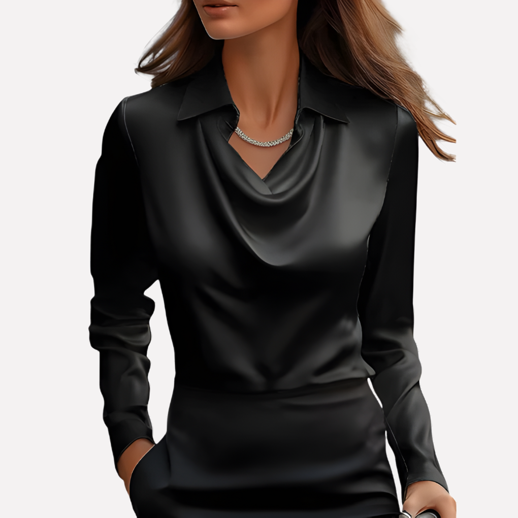 Schwarze Satinbluse mit Wasserfallausschnitt und Kragen, von einem Model zu schwarzem Rock getragen 2