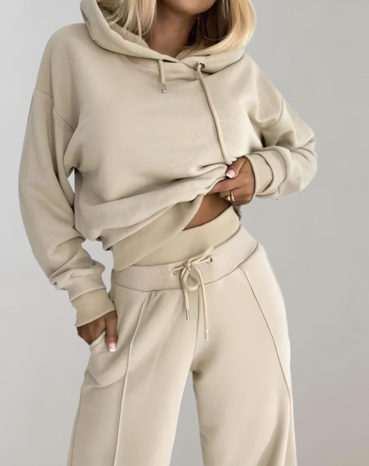 Damen 2-teiliges Hoodie- und Hosen-Set in Beige, Detail mit Kapuzenkordel und Hosenbund