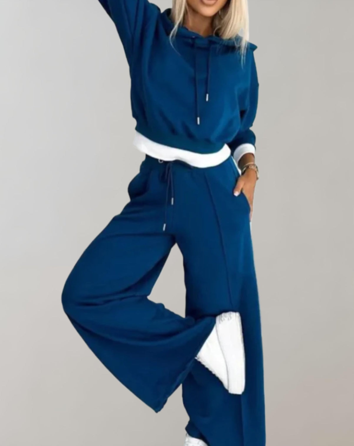 Damen 2-teiliges Hoodie- und Hosen-Set in Dunkelblau mit weißen Bündchen, Modelvorderseite